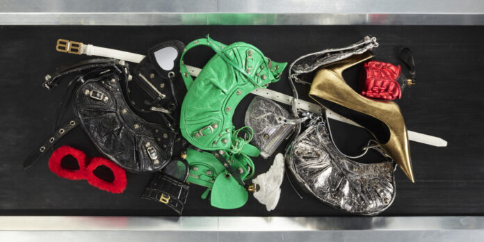 BALENCIAGA-HOLIDAY-2021-AD-CAMPAIGN-5-scaled