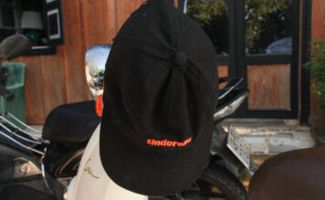 Áo “Mệt” và nón Cap từ Tinderella xứng đáng bao nhiêu với thang điểm 10?