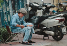 Người họa sĩ 30 năm “xé quần jeans” trên đường Hồ Xuân Hương