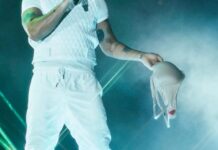 Vì sao khán giả ném nội y lên sân khấu khi nghệ sĩ biểu diễn?