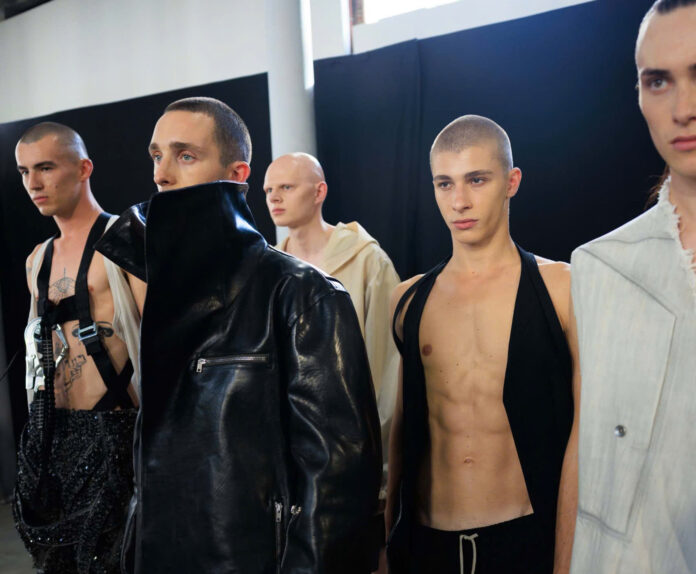 Rick Owens Spring 2026 Menswear : bản giao hưởng giữa hỗn loạn và tình yêu Rick Owens Spring 2026 Menswear : bản giao hưởng giữa hỗn loạn và tình yêu